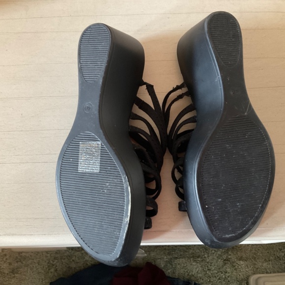 Womens black wedge sandal 9M like new - Picture 3 of 4
